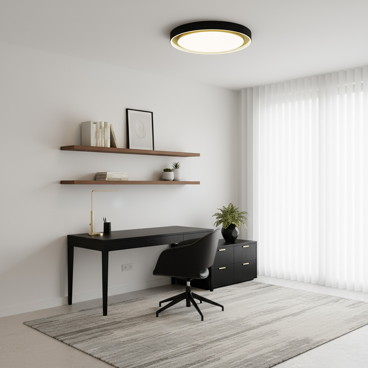 Escritório minimalista com paredes brancas e decoração neutra. Há uma mesa preta com cadeira giratória preta, luminária de mesa dourada e objeto porta-canetas. Acima da mesa, duas prateleiras de madeira com livros, quadro decorativo e pequenos vasos com plantas. À direita, um armário baixo preto com gavetas e uma planta em vaso sobre ele. O ambiente tem cortinas brancas translúcidas cobrindo uma janela ampla, tapete claro com textura suave e luminária circular moderna no teto.